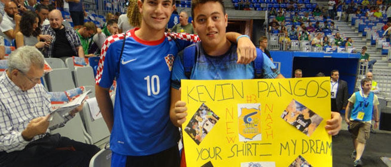 José Fernández y José Moya, dos jóvenes malagueños seguidores de Pangos.