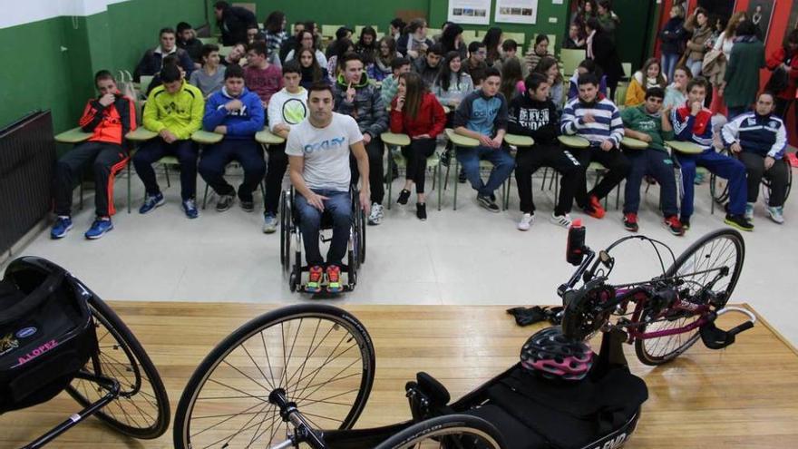 Ángel López, ayer, en el instituto, con el material que usa para competir, en primer término.