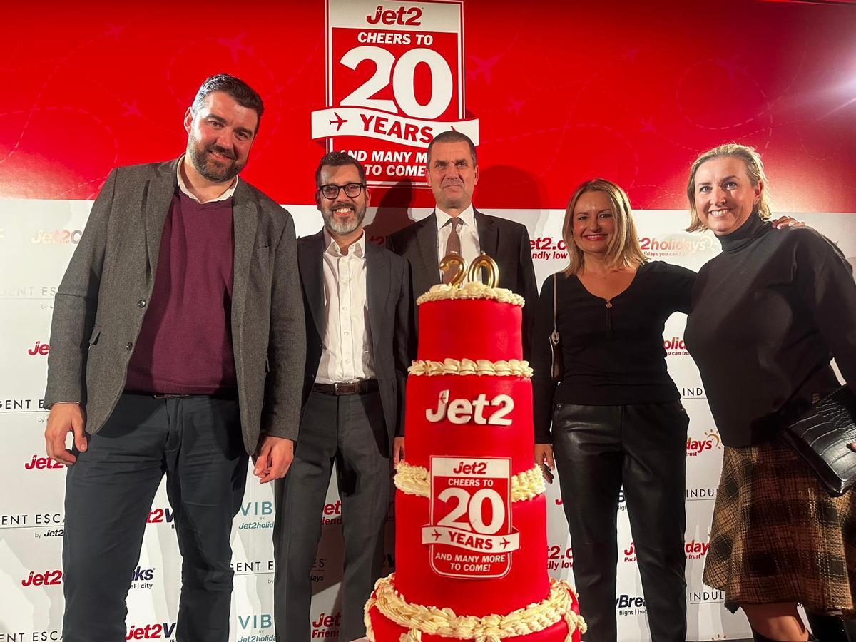 José Mancebo, Nuria Montes y Leire Bilbao, junto a los responsables de Jet2.com