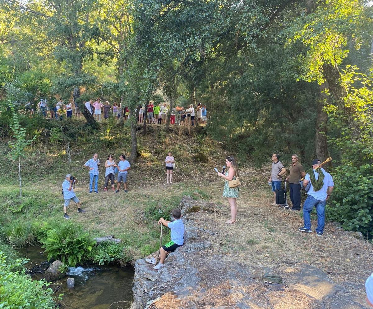 Arriba, una de las actividades organizadas en verano en Riofríos de Aliste. Sobre estas líneas, el alistano y autor de «El Príncipe Piquirrín» , Javier Blanco.  | CH. S.