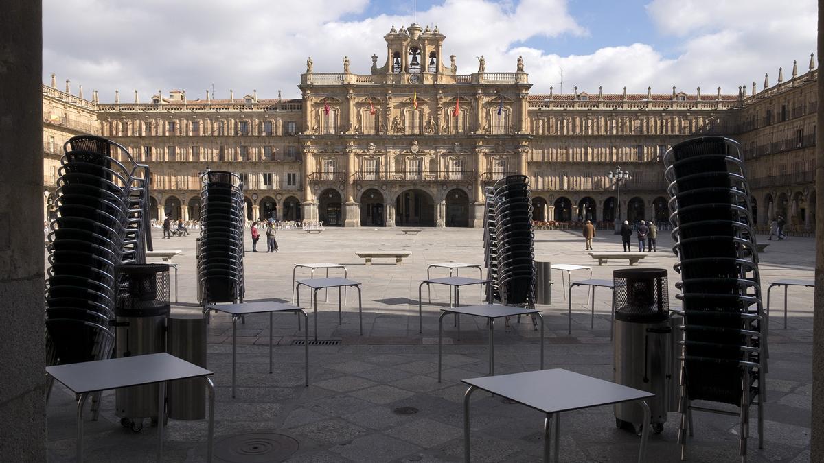 El sol luce en la Plaza Mayor de Salamanca.