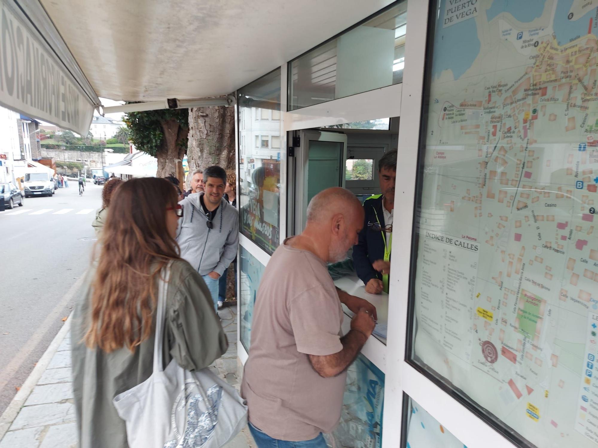 En imágenes: Colas en Puerto de Vega para conseguir una entrada para el partido de la Copa del Rey