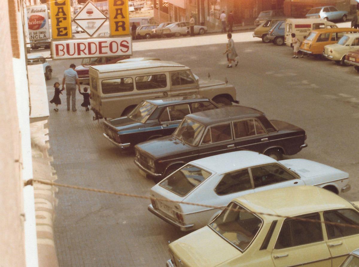 El Café Burdeos, durante los años 70, en la que era antes la Avenida de los Caídos.