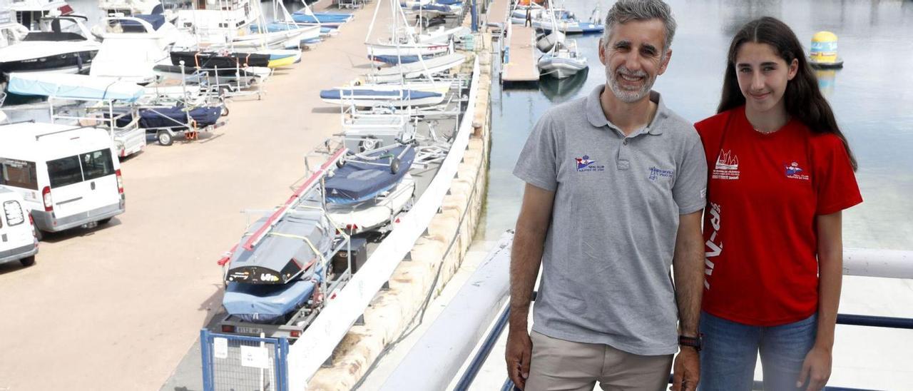 Pablo Cabello y su hija Isabel, en el Náutico de Vigo. |  // JOSÉ LORES