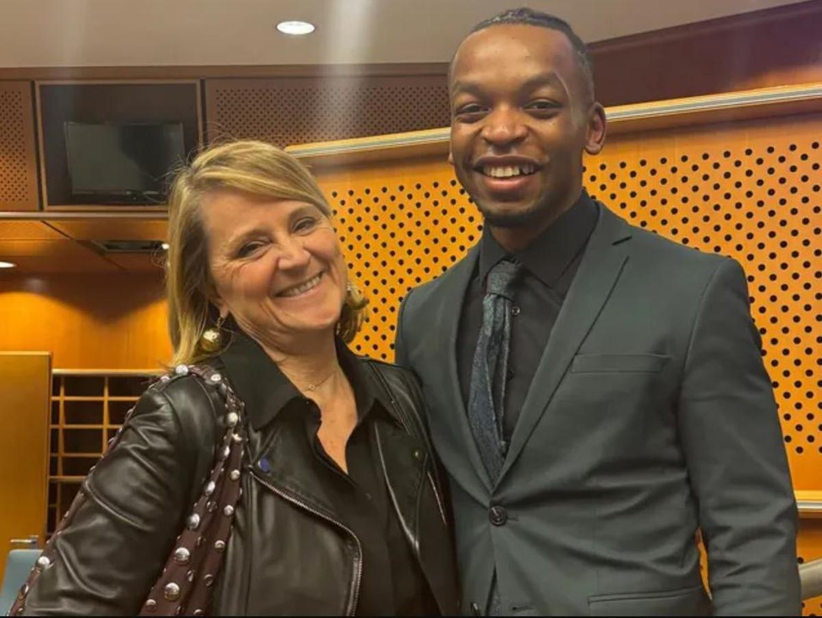 L'eurodiputada Rosa Estaràs amb el fill de Victoire Ingabire, que ha seguit la seva intervenció al Parlament Europeu