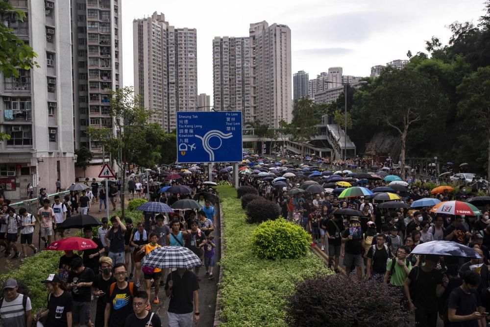 Miles de hongkoneses protestan contra el Gobierno.
