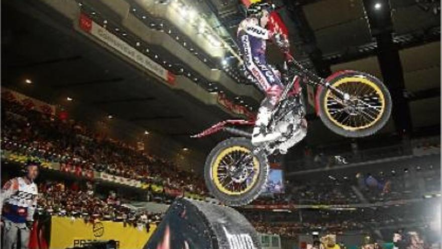 Espectacular salt de Toni Bou en el decurs de la seva participació en el trial indoor que es va fer a Madrid