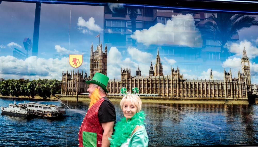 Las calles de la zona de pubs ingleses se tiñen de una marea verde que, como es tradición, conmemora esta fiesta irlandesa por todo lo alto