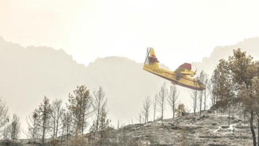 Sigue sin control el incendio de Bolulla tras alcanzar la sierra de Bernia