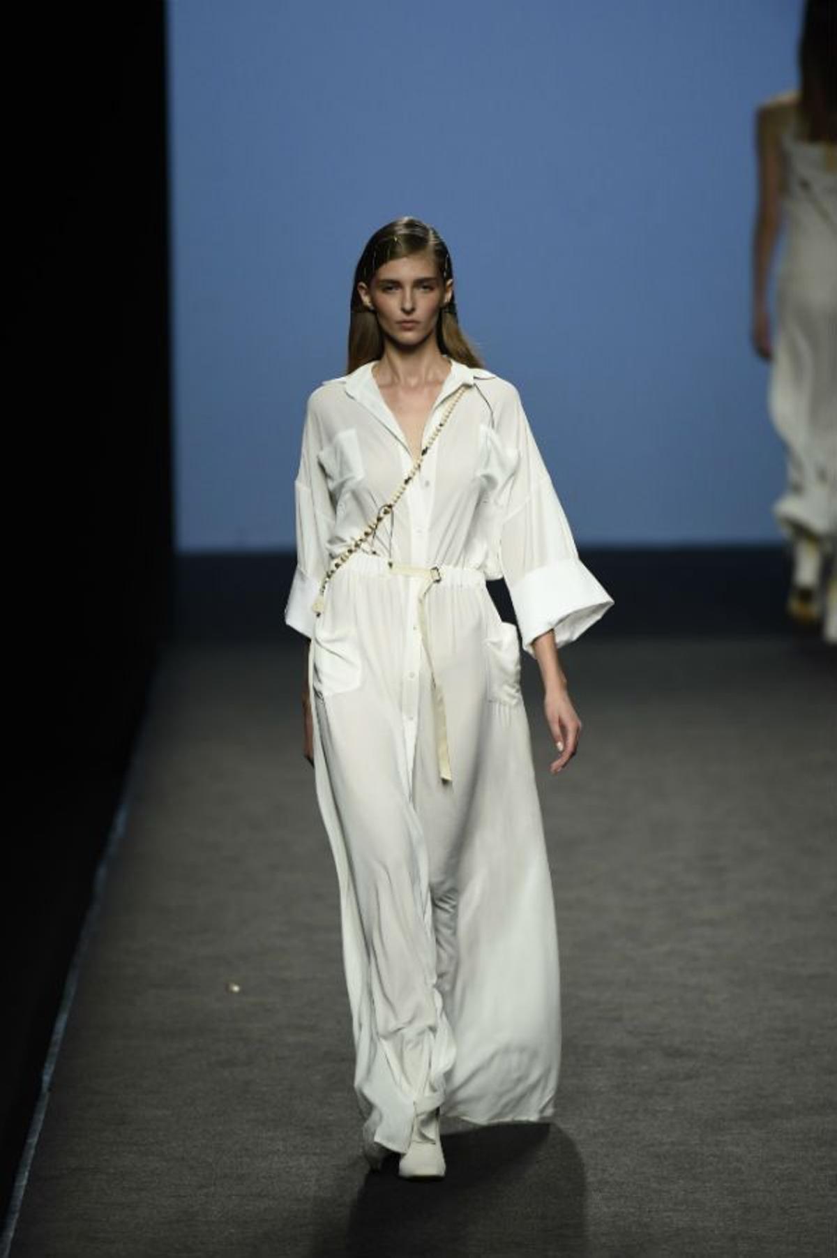 MBFWM Menchén Tomàs Primavera/Verano 2018: vestidos blancos