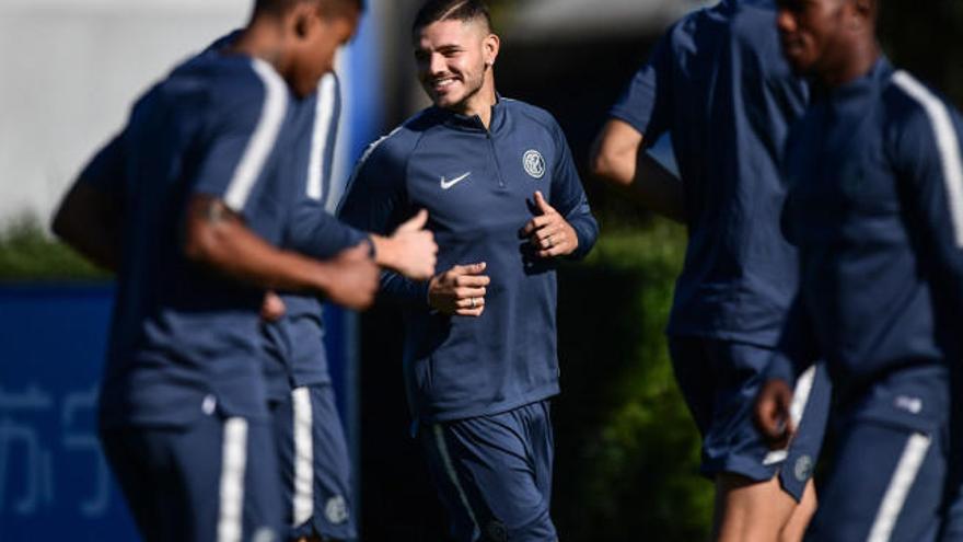 Mauro Icardi, en el centro, durante el entrenamiento de ayer con el Inter. | afp