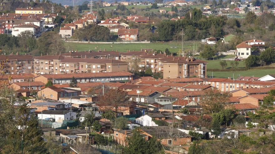 Poblado de La Camocha, con sus carboneras en primer término. | ÁNGEL GONZÁLEZ