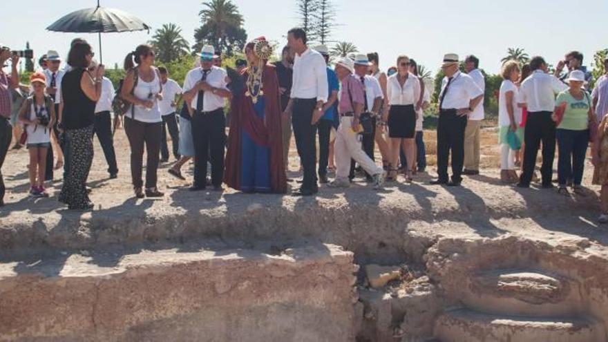 Visita que se realizó ayer a las nuevas zonas excavadas en La Alcudia.