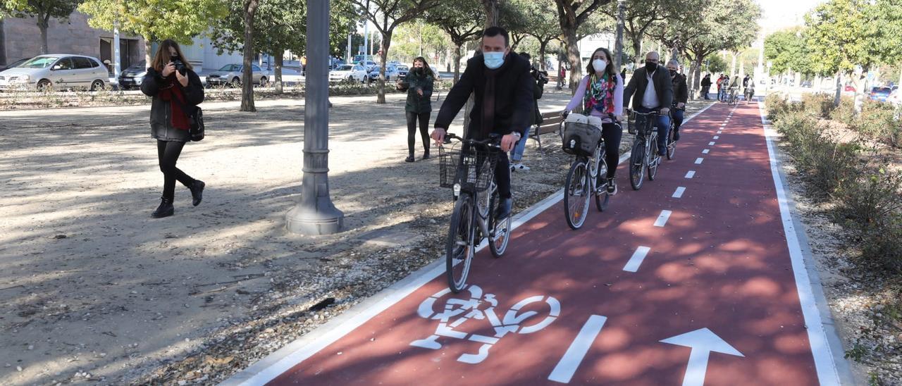 El alcalde de Elche y otros miembros del equipo de gobierno inauguran el carril bici.