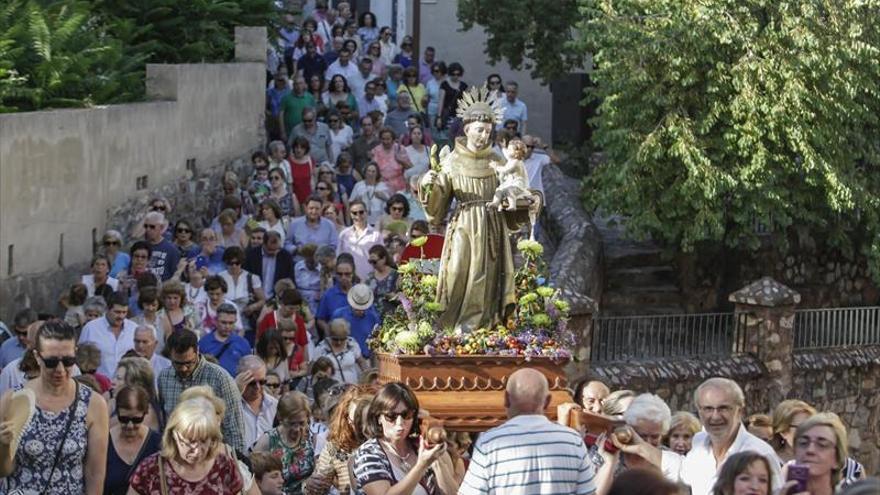 San Antonio procesiona hasta San Mateo con el canto de ‘Los pajaritos’