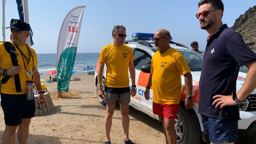 El alcalde supervisa el dispositivo de emergencias en la costa lorquina