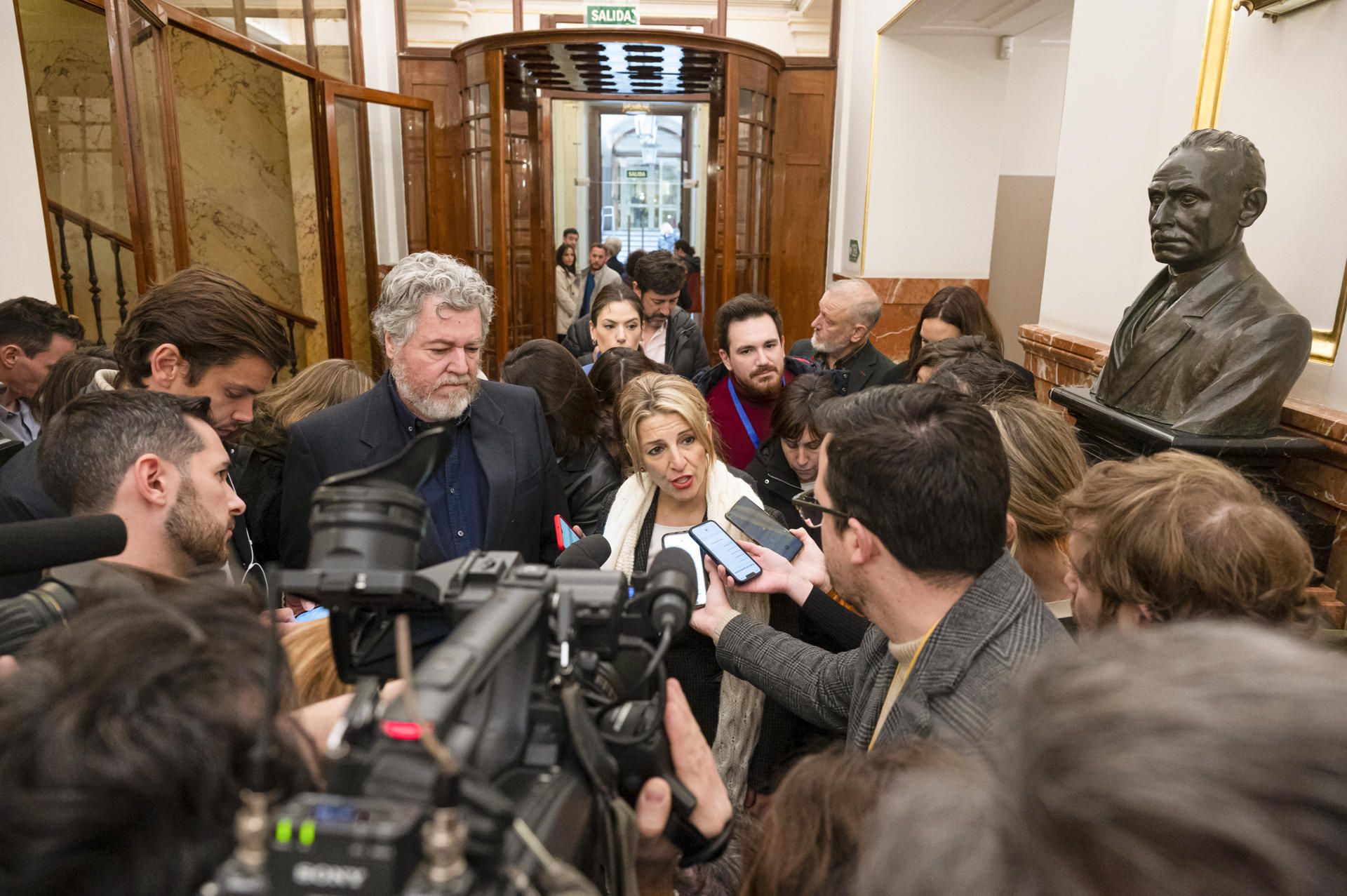 Yolanda Díaz atiende a la prensa en los pasillos del Congreso de los Diputados