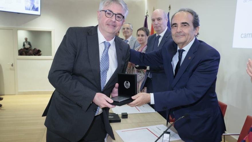 Repaso a la trayectoria (premiada en Madrid) del ingeniero asturiano al que fichó IU tras haber sido jefe en un ayuntamiento del PP