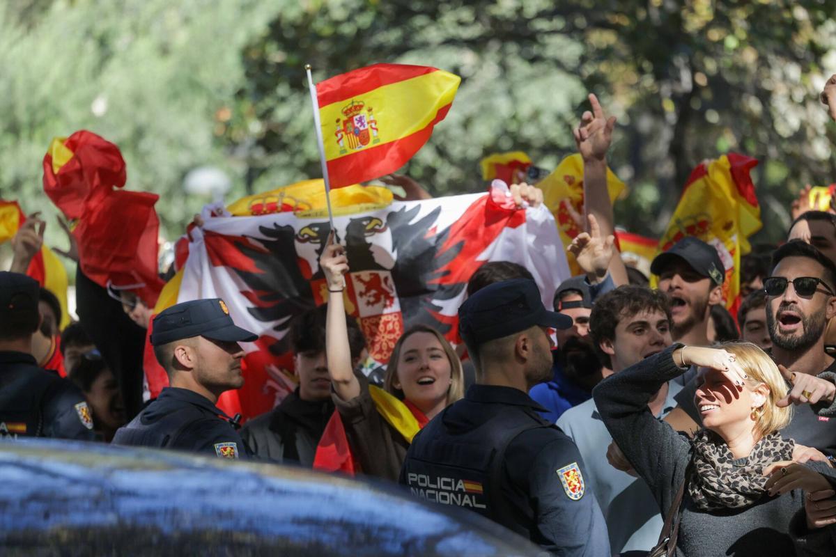 Valencia VLC el agitador ultra Vito Quiles en la universitat de Filologia convocando a ultraderechistas con la respuesta de los estudiantes antifascistas