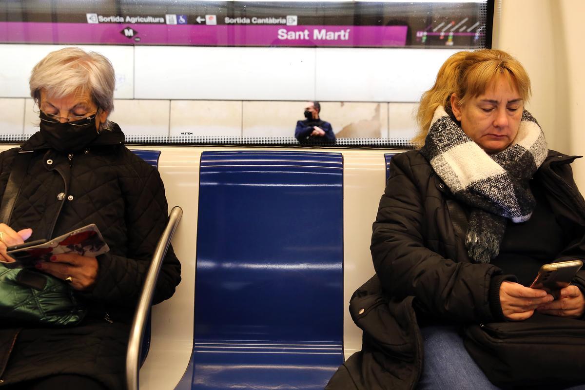 Último día de la mascarilla obligatoria en el transporte público