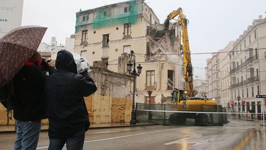 El edificio, en plenos trabajos de demolición el mes pasado.