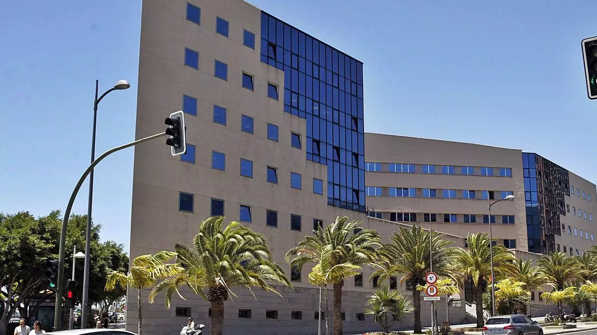 Surrealista condena en Tenerife: multa de 90 euros por vertir alcohol de 96 grados en la comida de una mujer