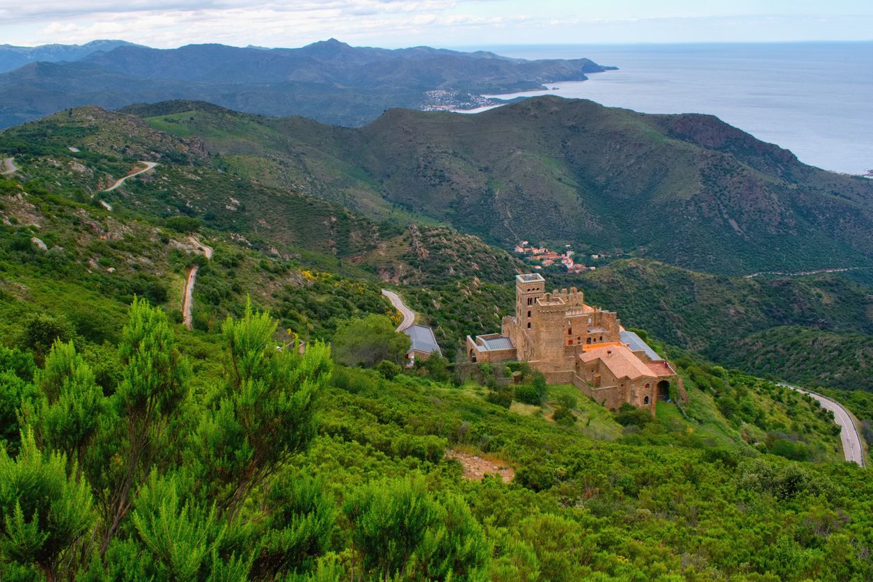 Hermosa vista sobre el Monasterio de Sant Pere de Rodes.