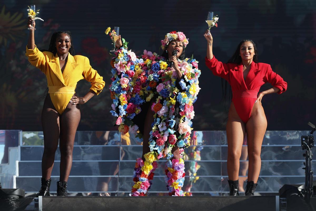 Janelle Monáe (en el centro de la imagen) y su vestido de flores durante el concierto en Mad Cool.