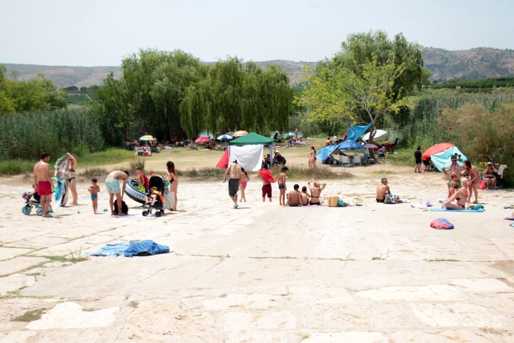 Los bañistas acuden al Assut d'Antella aunque el baño está prohibido