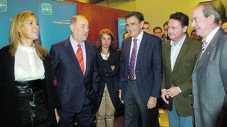 Por la izquierda, Fernández Pardo, De Lorenzo, Cuétara, Sánchez, Aréstegui y Reinares, en el Ayuntamiento de Oviedo.