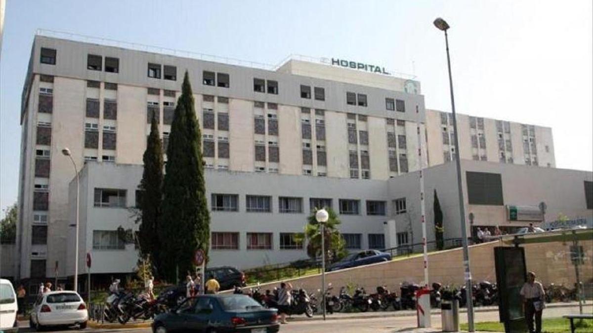 Fachada del hospital Reina Sofía de Córdoba, en cuya UCI se encuentra ingresado.