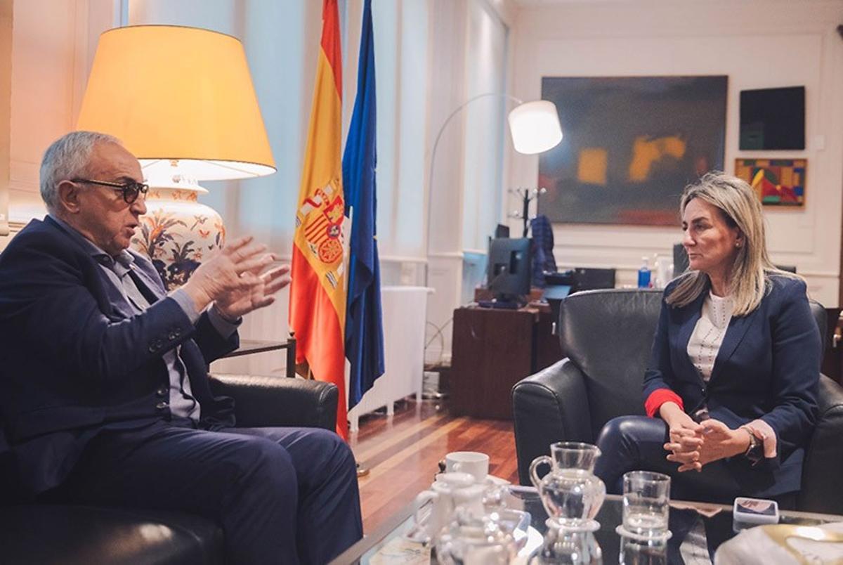 Blanco, con la ministra Milagros Tolón