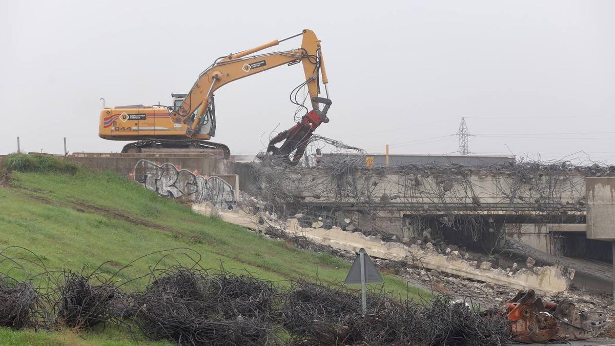 Las máquinas trabajan sobre una de las tres estructuras que componen el puente.