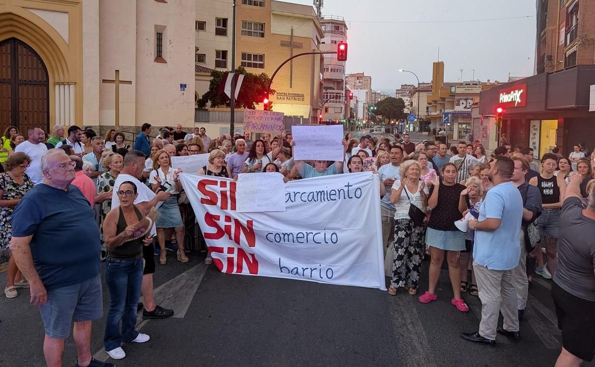 Otro momento de la concentración de vecinos y comerciantes de la barriada de Huelin en Málaga.