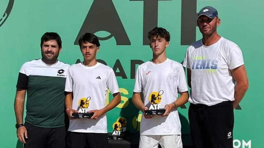 Sergi Fita, segundo por la derecha, con el trofeo de campéon, junto al subcampeón.