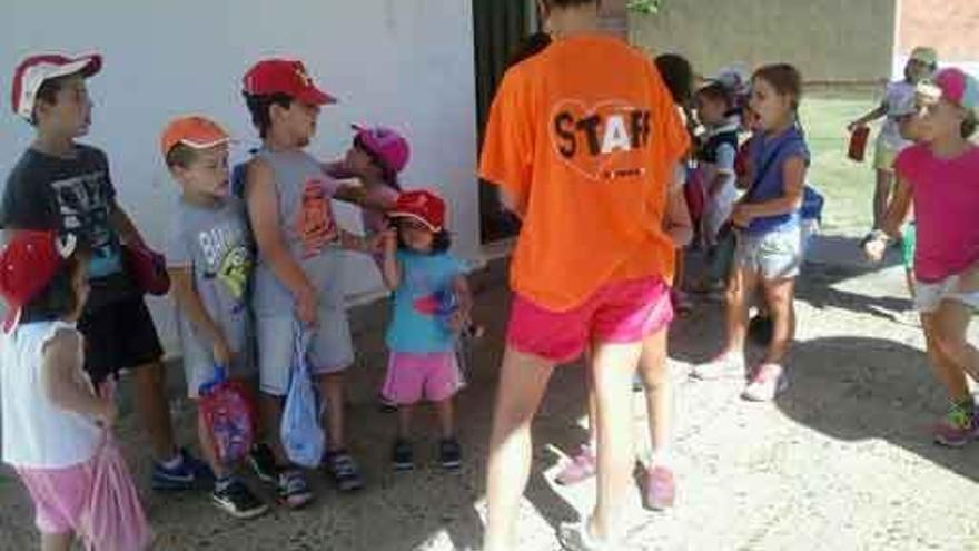 Niños y monitores participantes en los campamentos.