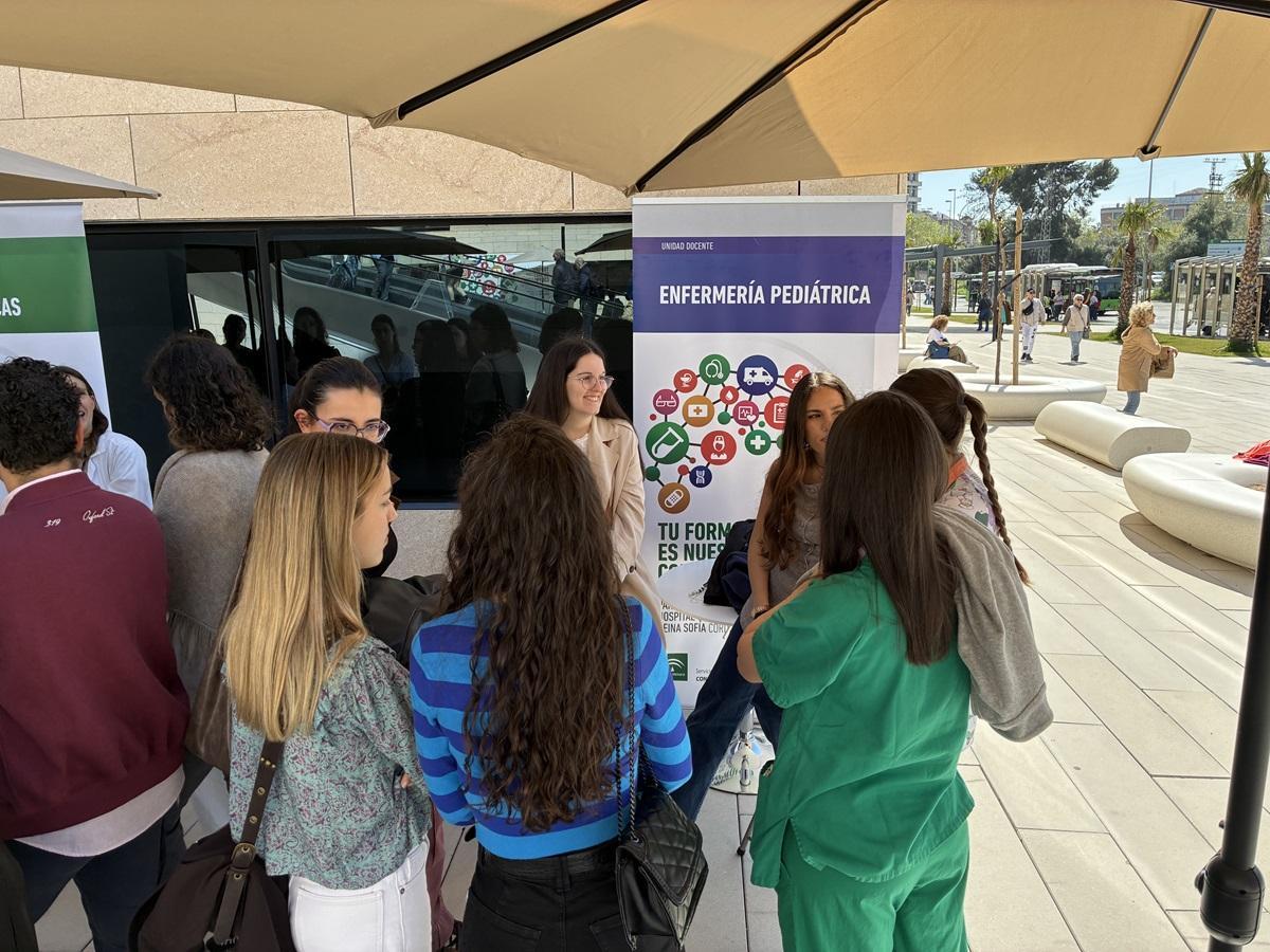 Stand de Enfermería en las novenas jornadas de puertas abiertas del hospital Reina Sofía de Córdoba.