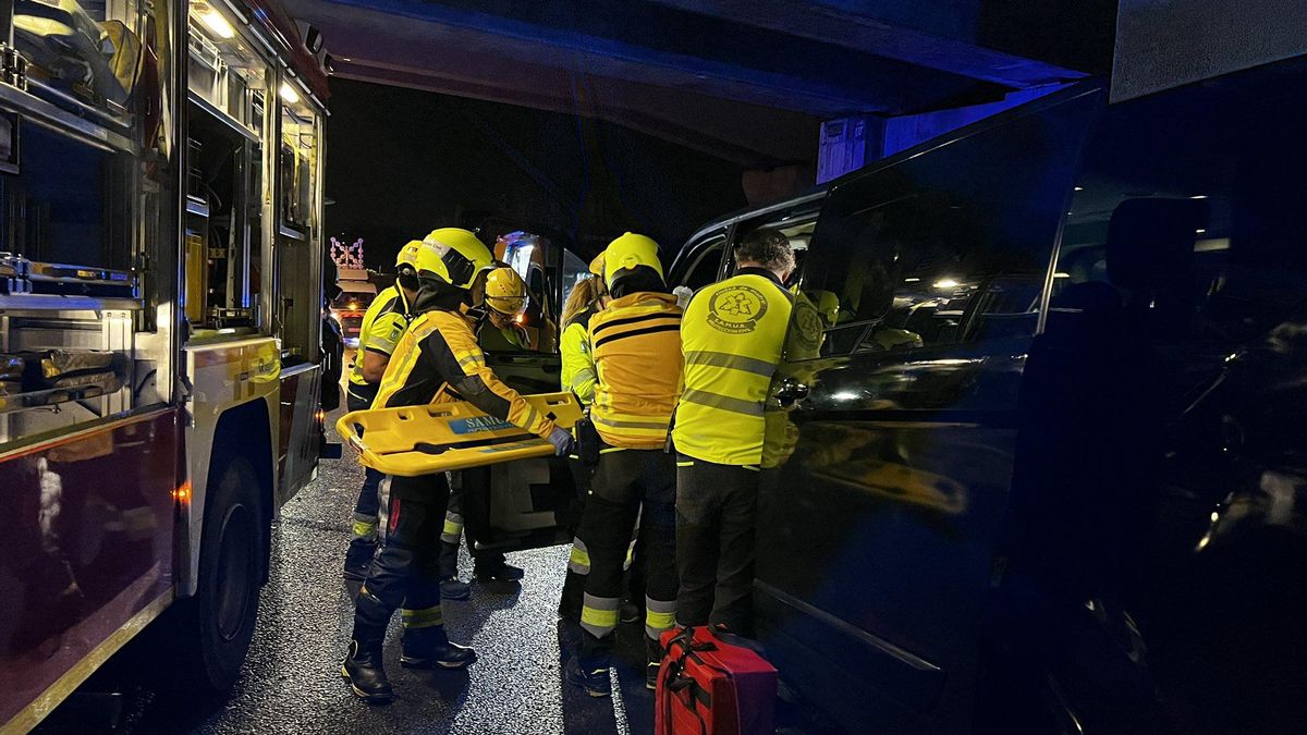 Dos heridos graves tras la colisión de una furgoneta VTC y un camión en la M-40 a la altura de Puente de Vallecas