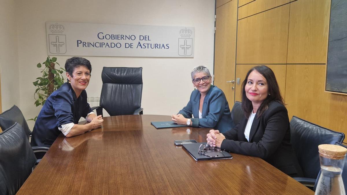 De izquierda a derecha, la ministra de Inclusión, Seguridad Social y Migraciones, Elma Saiz; la consejera de Salud, Conchita Saavedra; y la directora general de Gestión de Derechos Sociales, Diana María Fernández Zapico, esta mañana, en la sede de la Consejería de Derechos Sociales y Bienestar.
