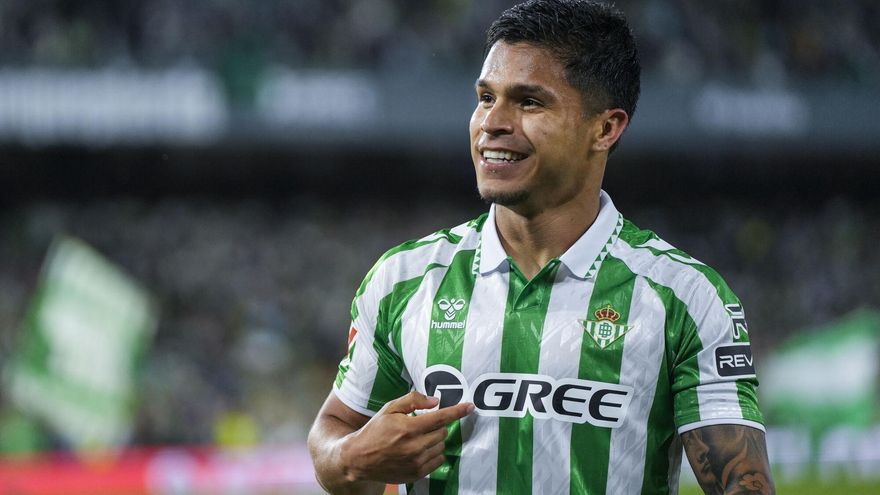 Cucho: &quot;Tengo mucha fe, creo mucho en Dios y hay algo guardado para el Real Betis Balompié&quot;