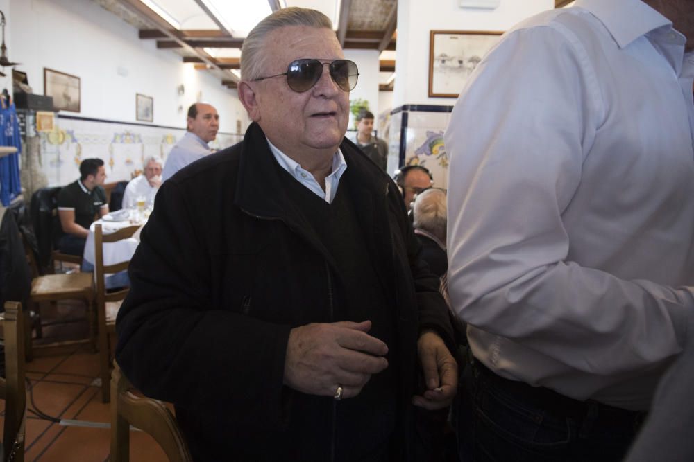 El empresario Pepe Barberá organizó ayer una comida por el Centenario del Valencia con más de 100 exjugadores y exdirectivos de distintas generaciones: Saura, Roberto Gil, los hermanos Claramunt, Forment, Tatono, Paquito, Zigic, Carboni... (en la imagen, Juan Sánchez saluda a Juan Martín Queralt ante Bartual y Llorente).