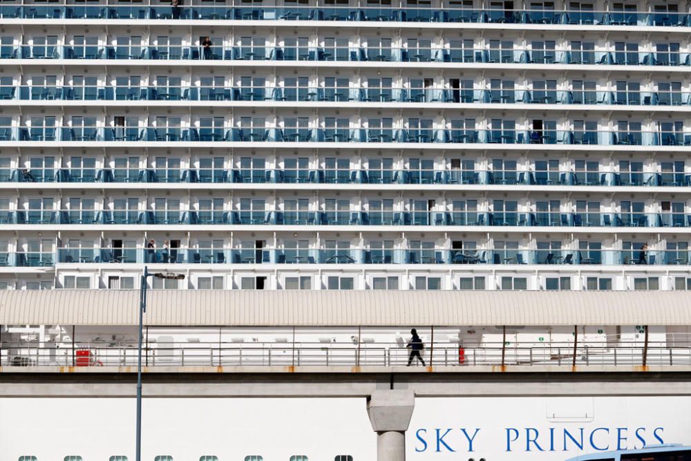 El Sky Princess en el puerto de Málaga