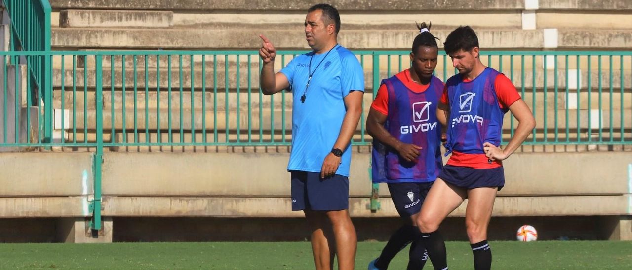 Germán Crespo da indicaciones durante una sesión de trabajo en la Ciudad Deportiva.