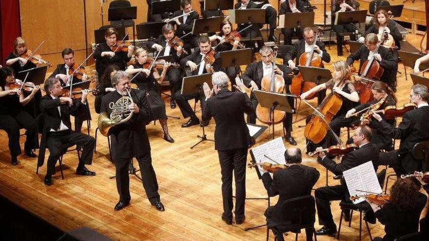 El trompista Eric Terwilliger, durante su actuación de anoche con la Real Filharmonía.  // Ricardo Grobas