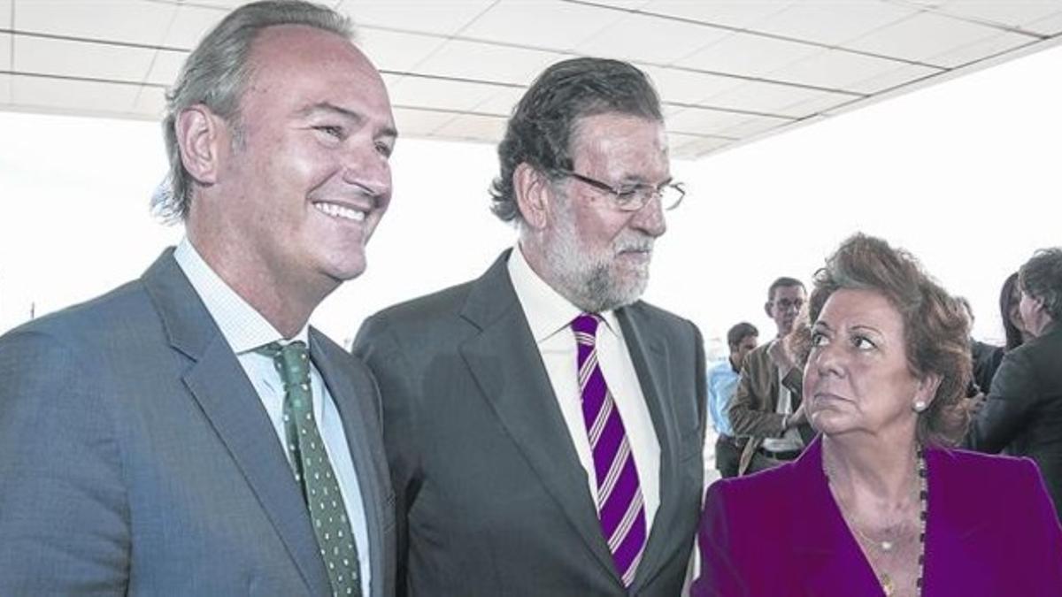Alberto Fabra, Mariano Rajoy y Rita Barberá, durante el acto del PP celebrado ayer en Valencia.