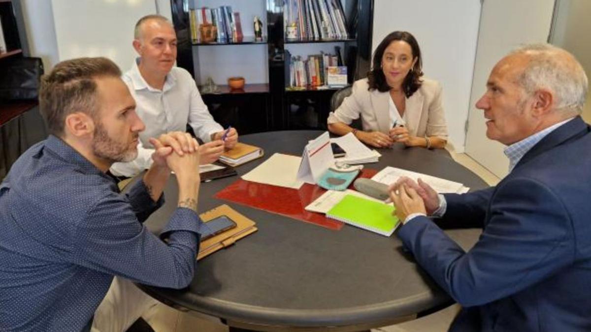 El alcalde de Alagón mantuvo una reunión con los responsables de Educación. | SERVICIO ESPECIAL