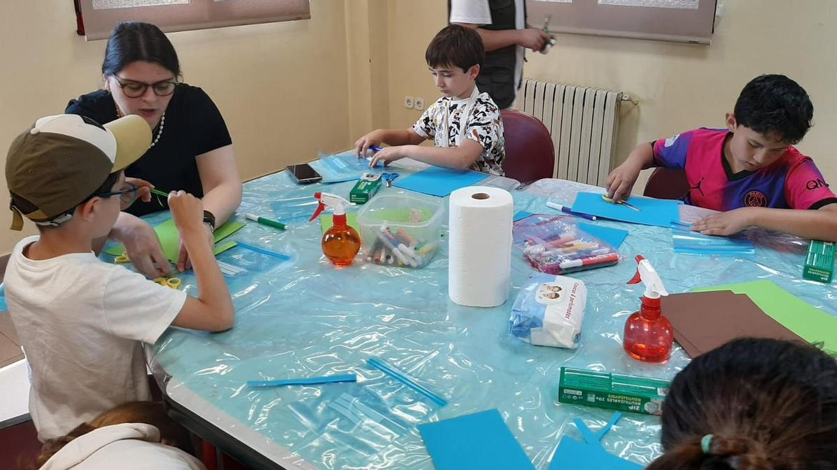 Un grupo de niños, elaborando semilleros