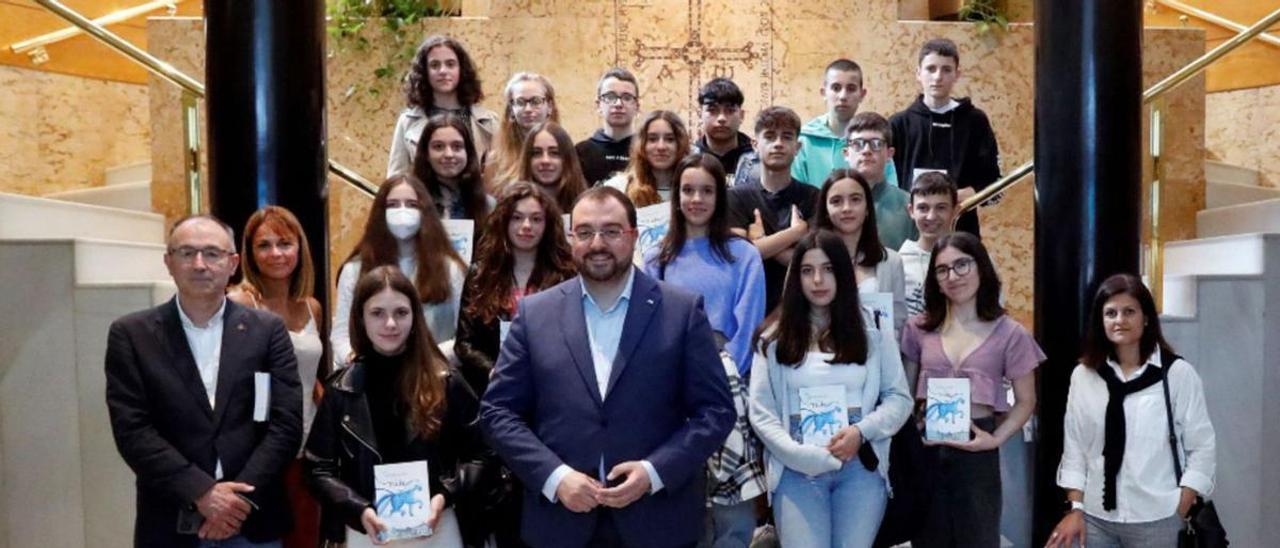 El grupo de alumnos del Instituto de Vegadeo y sus profesores, ayer, en Oviedo, con el presidente del Principado, Adrián Barbón. | A. Á.