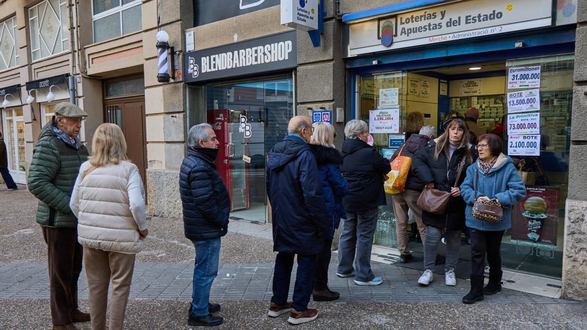 Les imatges de les cues davant de l'administració de loteria Merche, a Girona