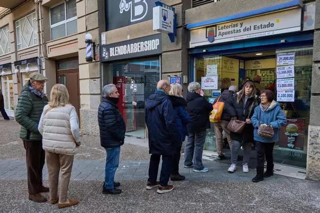 Les imatges de les cues davant de l'administració de loteria Merche, a Girona